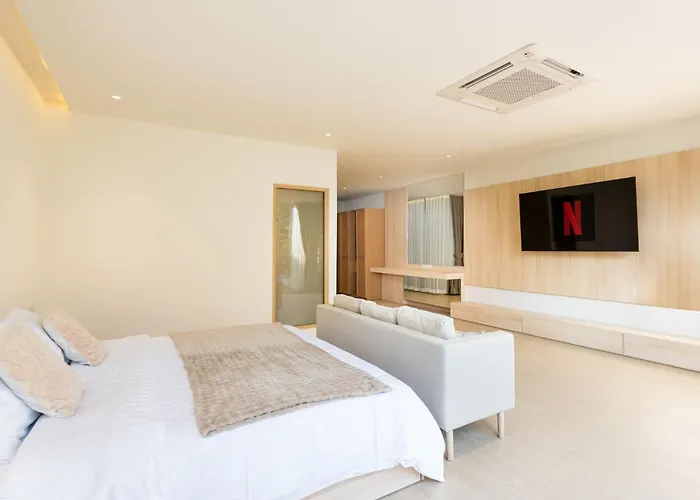 Spacious 4br Muji With Loft Pool In Ekkamai * 방콕