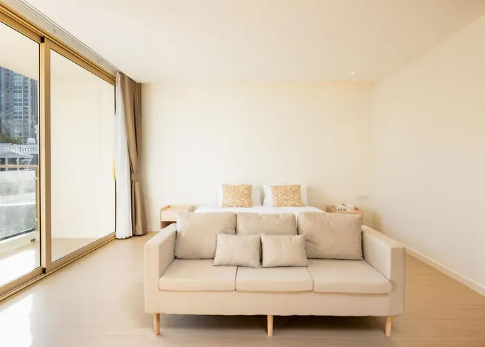 Spacious 4br Muji With Loft Pool In Ekkamai 빌라 방콕